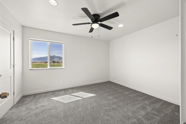 Building Photo - Newer Duplex for Rent Between Twin Bridges and Sheridan!