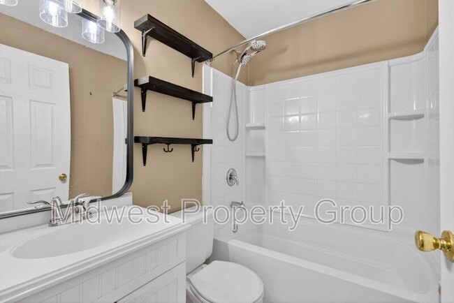 Building Photo - 36 Jamestown Dr