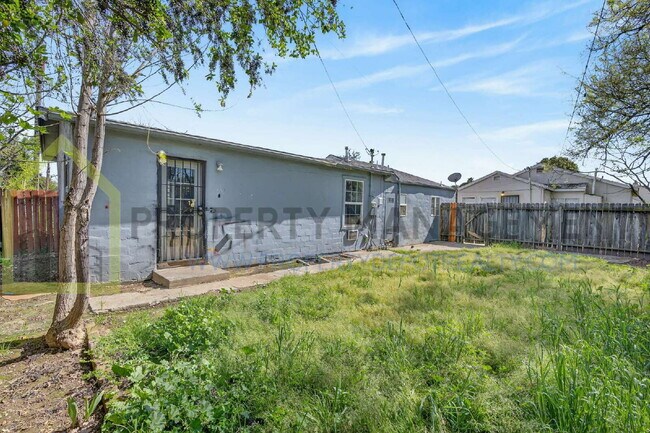 Building Photo - 3647 18th Ave