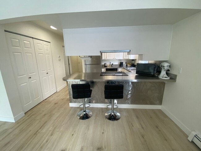 Building Photo - Well maintained 2 bed, 1.5 Bath Townhouse in West Anchorage!