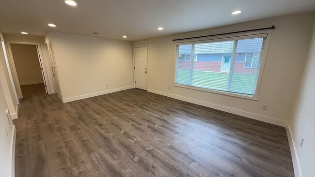 Building Photo - Cozy upgraded 2 bedroom duplex w/ attached 1 car garage in Lakewood available now!