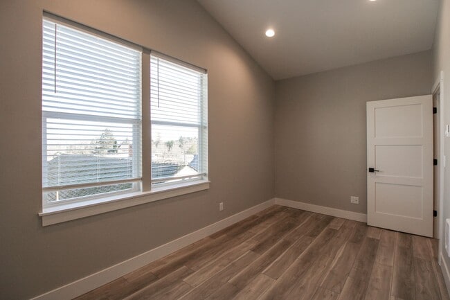 Building Photo - COMMERCIAL1725