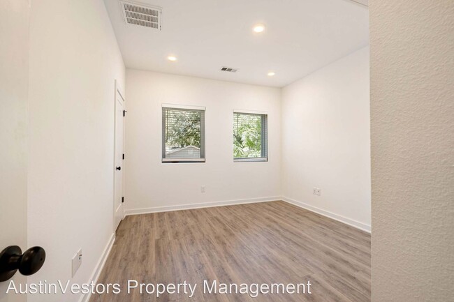 Building Photo - 1 br, 1.5 bath House - 5924 S. Congress Av...