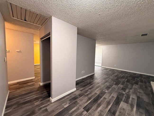 Building Photo - Beautiful 3 Bedroom Single-Family Home!