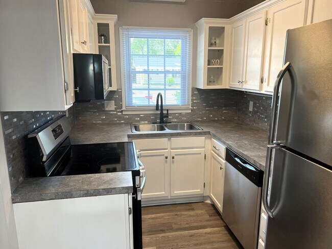Building Photo - Walk to Beach! Newly Remodeled 2 Bedroom, ...