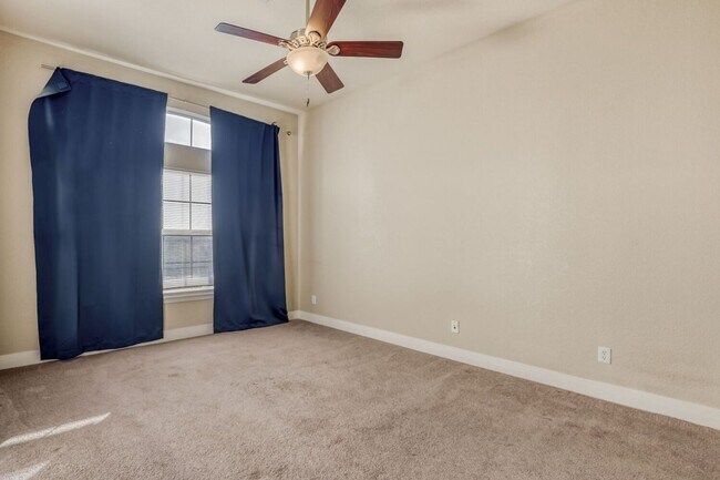 Building Photo - Beautiful Move in Ready- 3rd-floor condo in the heart of Mayfair-Lowry- $500 off 1st months rent!