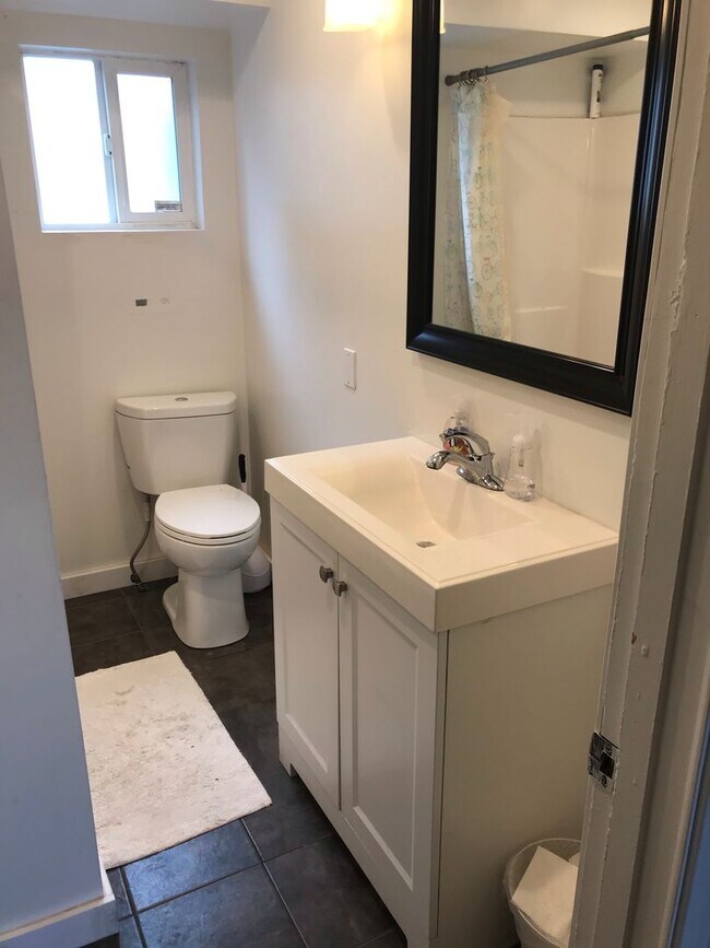 Building Photo - 947