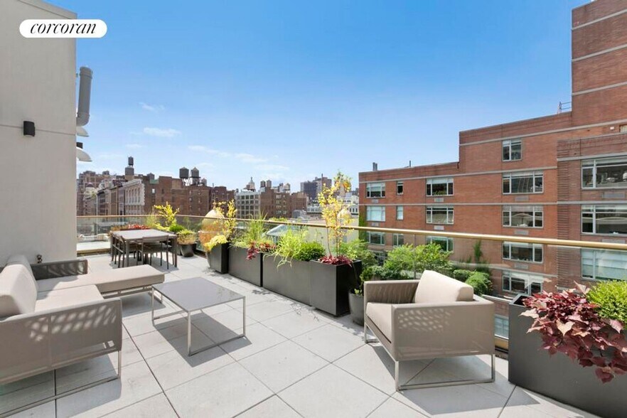 Building Photo - 117 W 21st St
