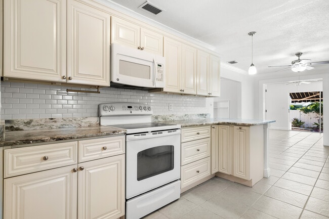 Building Photo - 2173 W Vina Del Mar Blvd