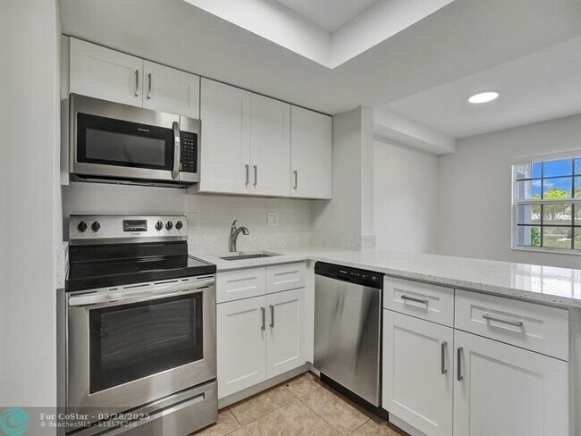 Building Photo - 8503 NW 35th Ct