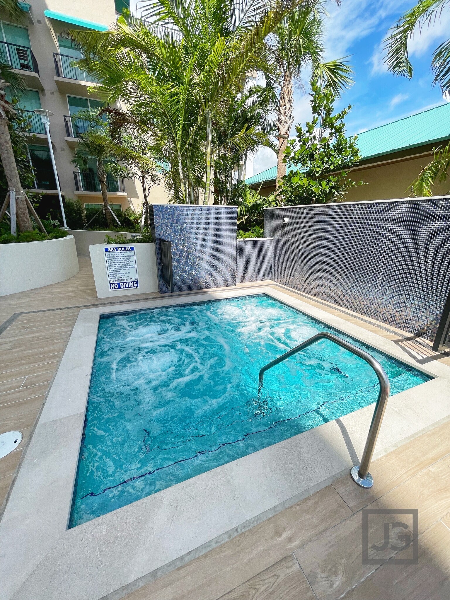 Jacuzzi - 326 NE 5th Ave