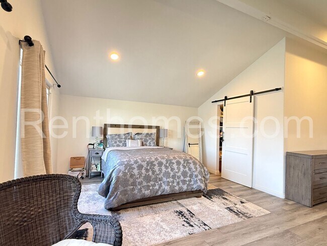 Building Photo - 10990 Red Rock Dr