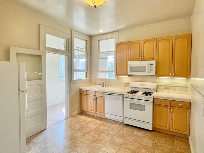 Building Photo - Spacious Studio in the heart of Pacific Heights!  Bonus room!  Laundry! PROGRESSIVE