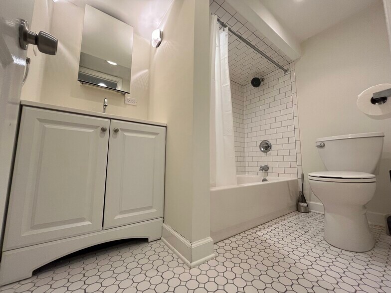 Building Photo - 3424 N Hamlin Ave