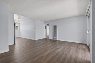 Building Photo - 3032 E 7th St