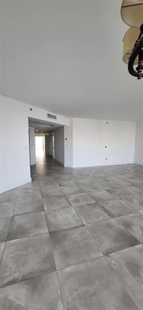 Building Photo - 2600 Island Blvd