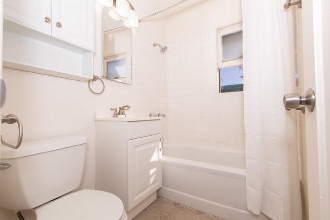 Building Photo - Charming 1 Bed/1 Bath - Just One Block from the Ocean in North Pacific Beach!