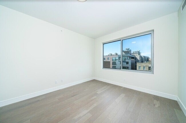 Building Photo - 65 Newkirk St