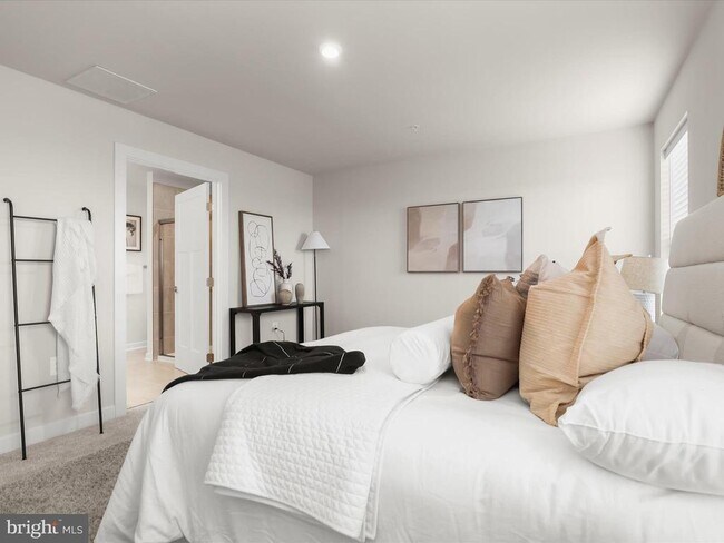 Building Photo - 4738 Naples Ave