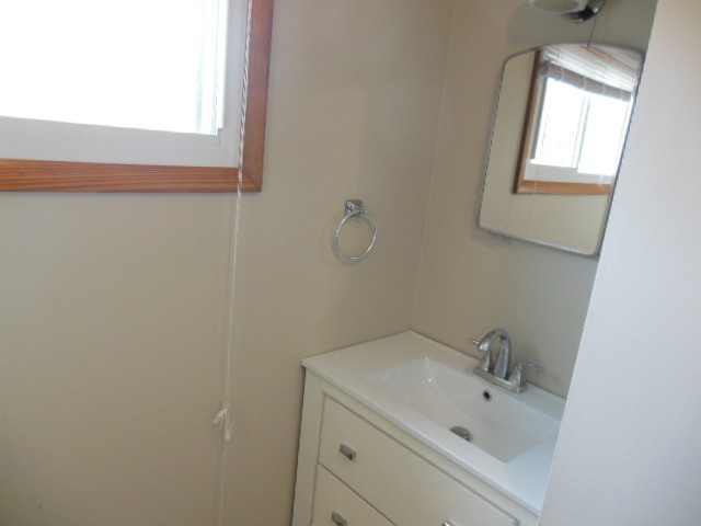 2nd Floor Bath - 1727 Dill St