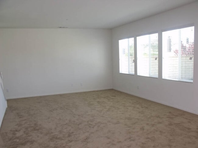 Building Photo - Echo Point Single Family Home for Rent in Saugus on Christopher Lane!