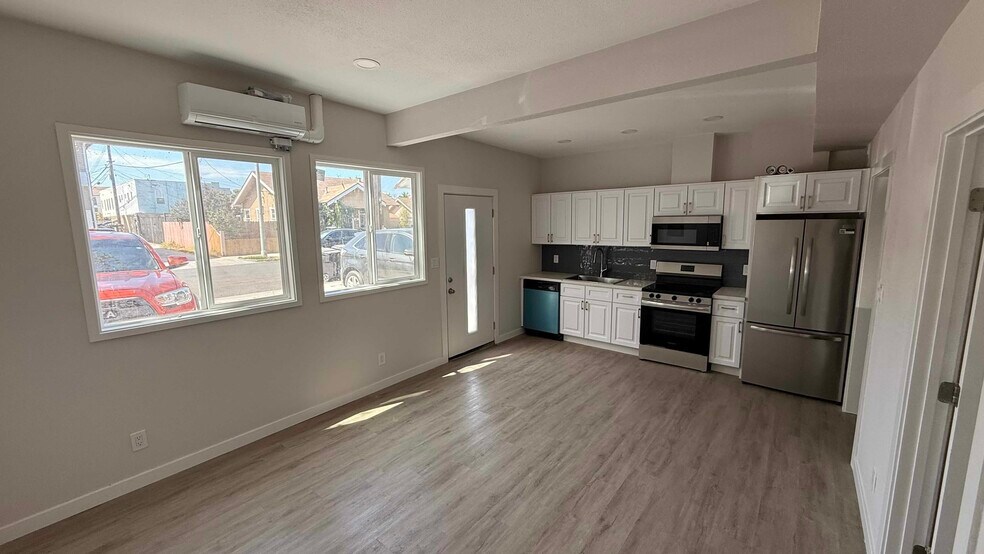 Great room/kitchen - 505 Rose Ave