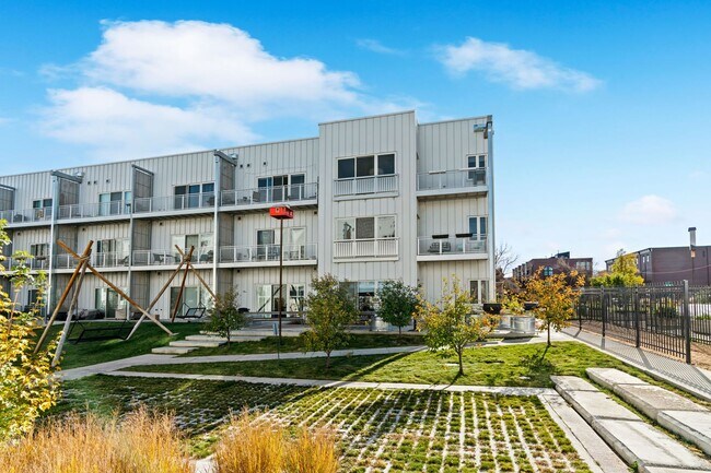 Building Photo - Beautiful 2 Bedroom 2 Bath Condo in the Heart of Rino District!