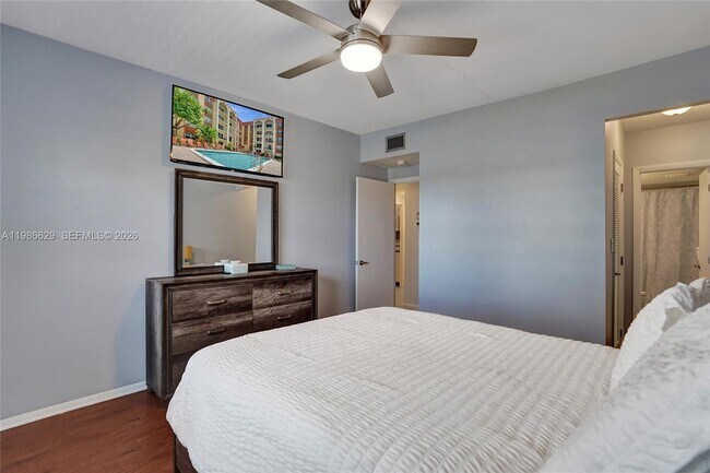 Building Photo - 400 N Riverside Dr