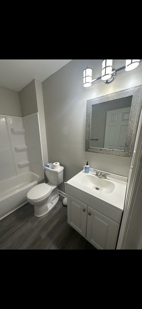 Building Photo - Remodeled 2 bedroom, 1 bath duplex with co...