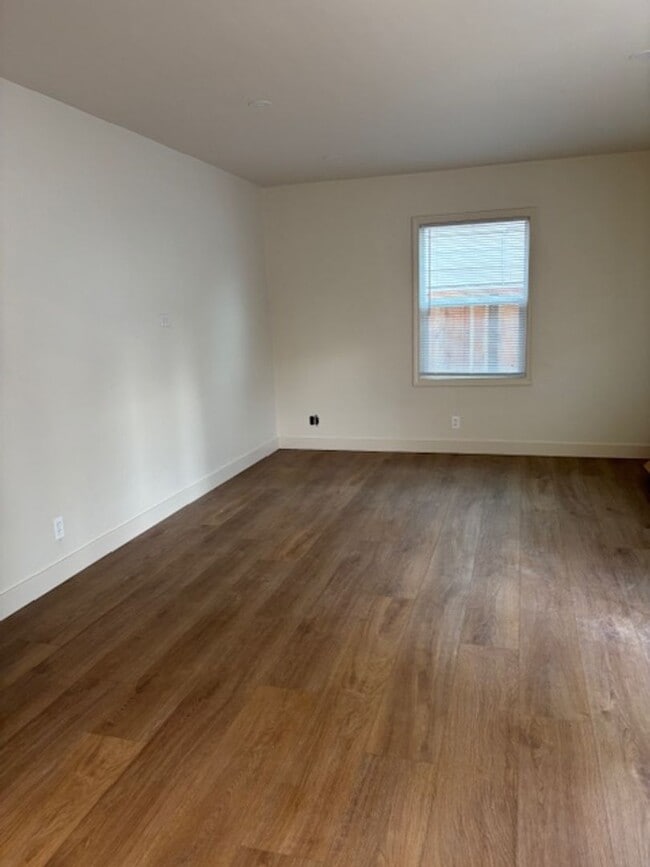 Building Photo - Charming House Close to Downtown