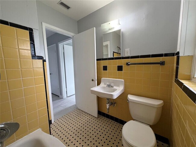 Building Photo - 710 Winthrop Pl