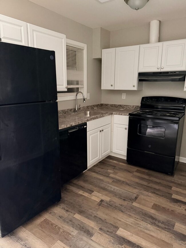 Building Photo - Newly Renovated 2-Bedroom Townhouse in a Prime Location!