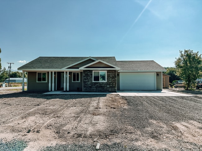 Building Photo - 3 Bed | 2 Bath Twin Bridges Home with Attached Garage