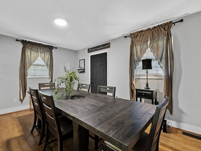 Building Photo - 2-Bedroom Furnished Home with Large Lot in...