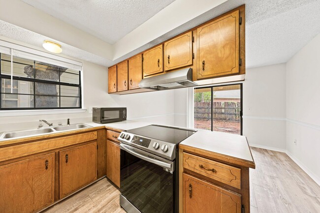 Building Photo - 236 Parkwood Cir