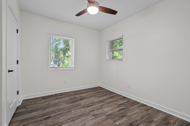 Building Photo - Spacious 3 bed, 2 bath renovated home next...