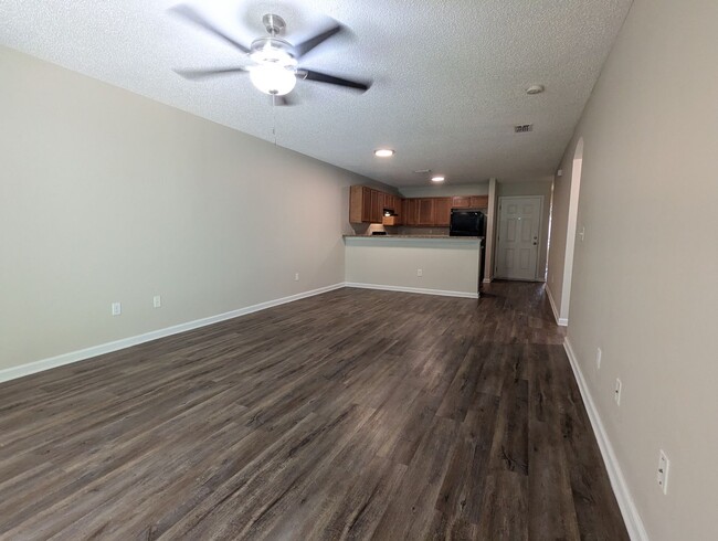 Building Photo - GREAT 3/2 Duplex READY FOR IMMEDIATE MOVE-...