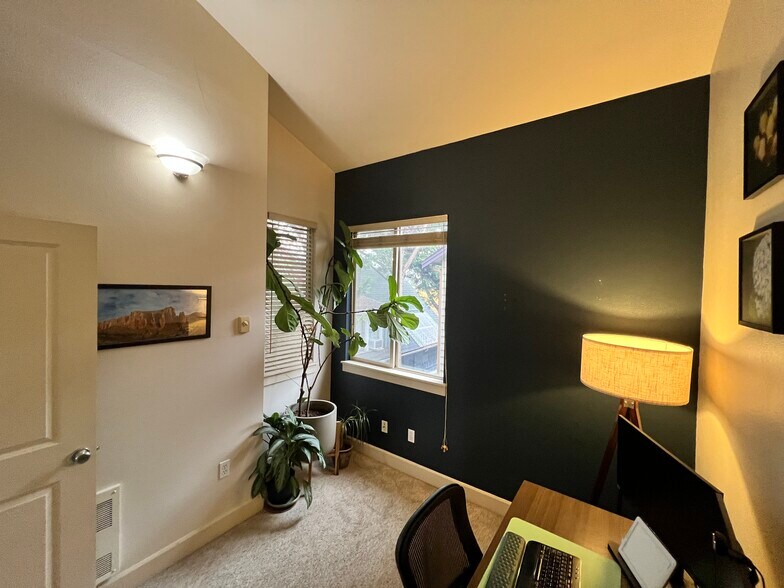 Building Photo - 3816 Winslow Pl N