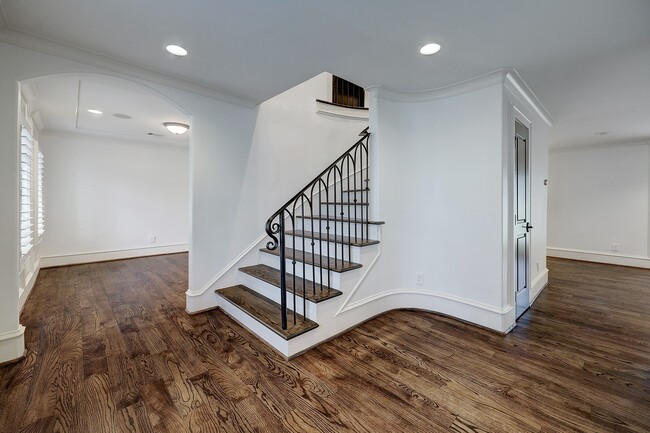 Building Photo - 14123 Carolcrest Cir