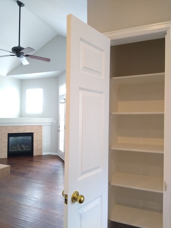 Building Photo - Stunning Highlands Ranch Townhome