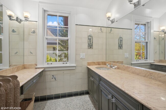 Building Photo - 619 Forest Ave