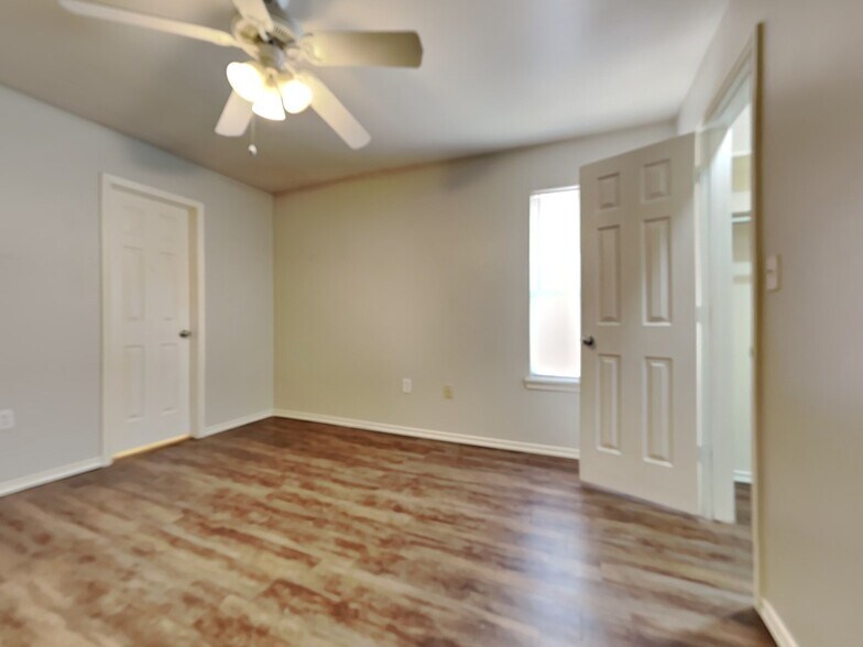Building Photo - 522 N Brentwood Ave