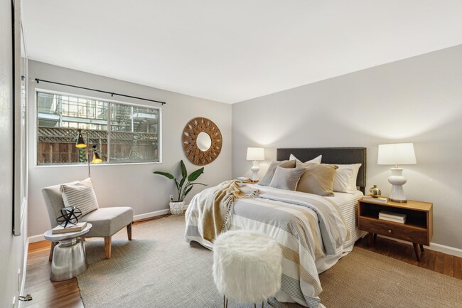 Building Photo - 1425 Lakeside Dr