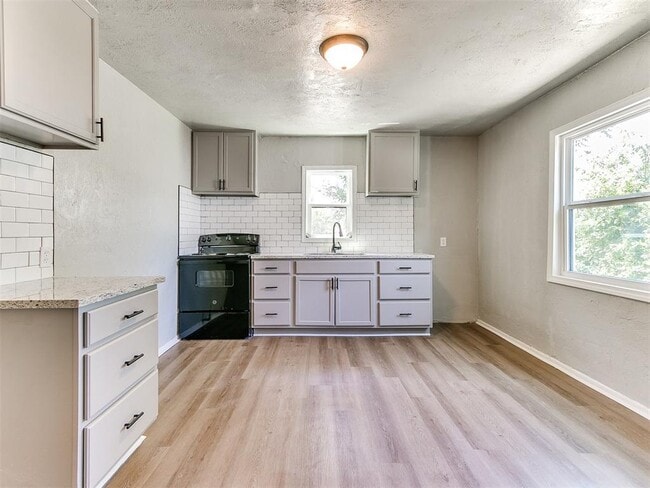 Building Photo - 3220 NE 14th Pl