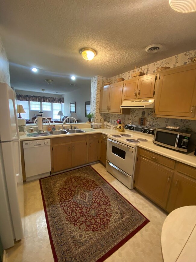 Building Photo - Furnished 2 Bedroom 1.5 Bath townhouse, Mo...