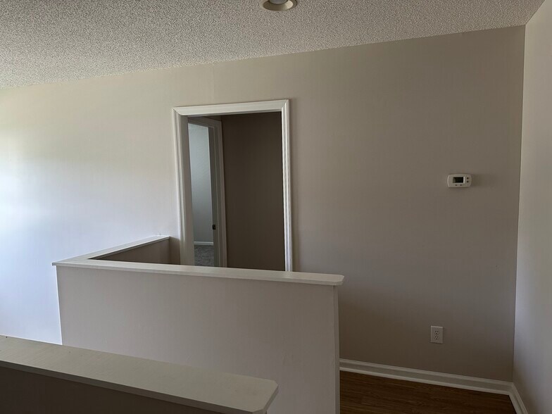 Building Photo - 421 Holly Ln