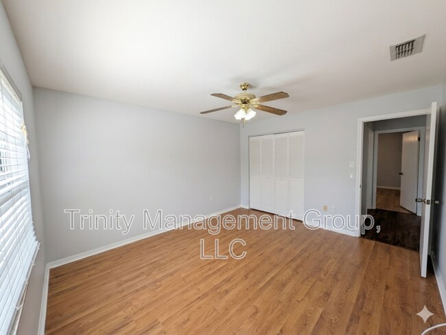 Building Photo - 40226 Trotter Ln