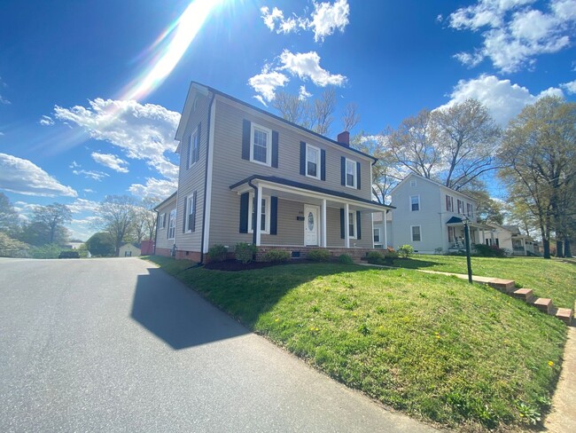 Building Photo - Beautiful 3 Bed 3.5 Bath House