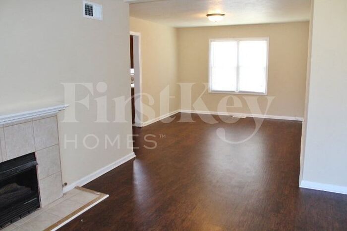 Building Photo - 5614 N Victoria Dr