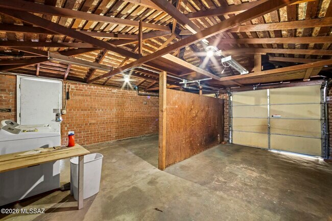 Building Photo - 1202 N Tucson Blvd